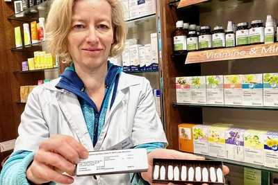 Apothekerin Antje Bertram mit den selbst hergestellten Zäpfchen für Kinder, die unter Fieber leiden. Der Wirkstoff Paracetamol soll ihnen Linderung verschaffen. 