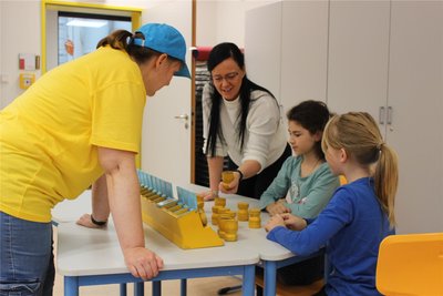 Silke Tiebel (l.) und Tini Treu (2.v.l.) spielen mit Nick (r.) und Riona (2.v.r.) Memory mit Metall.