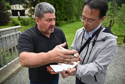 Ken Kubo im Gespräch mit Lokführer Steffen Buhler. Der Gast aus Japan interessierte sich für viele technische Details.