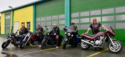 Biker-Clubchef Tommy Wetzel an dem Motorrad, das für einen guten Zweck verlost werden soll. Er und weitere Mitglieder des MotorradclubsMC Delirium Germanicum laden ab kommenden Freitag zum internationalen Bikertreffen nach Wolkenburg ein. 