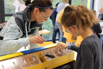 Cornelia Löher sucht mit Matilde (r.) nach den passenden Schrauben für die Schlüssel.
