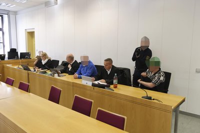 Neben dem Hauptangeklagten, sind noch zwei weitere Männer angeklagt. Ihnen wird Beihilfe zu dem erpresserischen Menschenraub vorgeworfen.