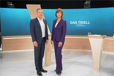 Die Moderatoren Oliver Köhr (ARD) und Maybrit Illner (ZDF). Foto: Michael Kappeler/dpa-Pool/dpa