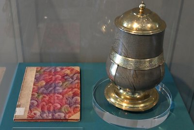 Exponate in der neuen Sonderausstellung im Stadt Bergordnung von Kurfürst August aus dem Jahr 1555 und ein Deckelgefäß mit Serpentin, wohl kurz vor 1585.