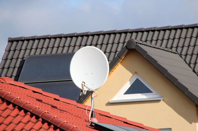 Geheimwaffe auf dem Dach: Aktuellen Messungen zufolge kommt das TV-Signal per Sat grundsätzlich am schnellsten an. Während der WM ist nur das Kabelnetz noch einen Tick fixer.
