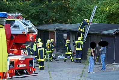 Die Plane von Gipskartonplatten geriet in der Nacht zum Sonntag in Brand.