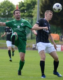 Merkurs Marcel Schuch (links) und seinem Team gelang am Sonntag gegen Thalheim (rechts Anton Wendler) nur ein 1:1. 