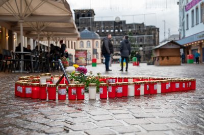 Ein Herz aus Kerzen steht an der Stelle in der Fussgängerzone, wo vor genau einem Jahr eine Studentin von einem Amokfahrer überfahren und dabei getötet wurde. Weiter Menschen wurden bei der Amokfahrt getötet, zahlreiche verletzt. Im Hohen Dom von Trier fand heute ein Gedenkgottesdienst für die Opfer statt.