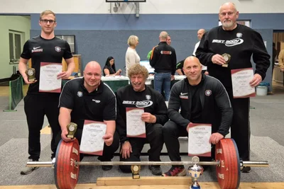 Die Veilchen holten bei der Erzgebirgsmeisterschaft in Langenbach fünfmal Gold und einmal Silber. Zum erfolgreichen FCE-Team gehörten Tommy Lein, Steve Vogel, Wolfgang Wötzel, Lars Bretfeld und Frank Beyer (v. l.). Es fehlt Norbert Scheibner.
