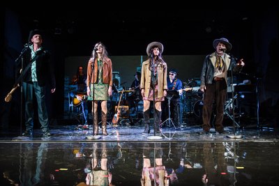 Sie alle sind Bob Dylan und sind es auch nicht: Sven Zinkan, Alida Bohnen, Magda Decker, Clemens Kersten (von links). Dahinter die ausgezeichnete Band des Dylan-Abends.