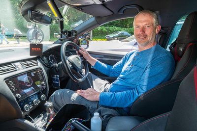 Ups,das Lenkrad im Skoda rechts? William Mc Clean hatte mit rund 1900 Kilometern die längste Anreise hinter sich.Er kam aus Irland.