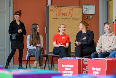 Ines Schwerdtner bei einer Diskussionsrunde im Gewerkschaftshaus in Zwickau.