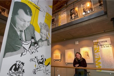 Galeristin Iris Haist hat im Erich-Ohser-Haus ein Beleuchtungsproblem. Viele Leuchtkörper sind defekt. Deshalb steht eine komplette Erneuerung der Beleuchtung an.