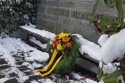 Auf dem Plauener Hauptfriedhof findet am Montag eine stille Kranzniederlegung in Gedenken an die Opfer des Nationalsozialismus statt.