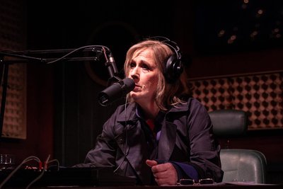 Susanne Stein als Radiomoderatorin Patty.