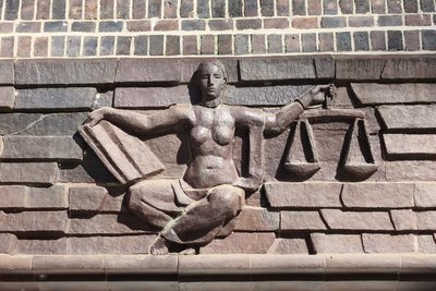 Symbol der Gerechtigkeit: die Justitia am Landgericht Chemnitz. Seit Dienstag müssen sich drei Männer dort verantworten.