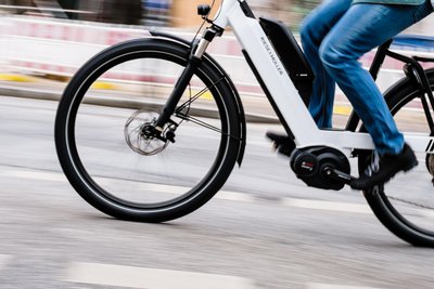 Zwei junge Männer ohne Ticket in der Bahn und zusätzlich mit zwei E-Bikes, deren Besitz sie nicht nachweisen konnten.