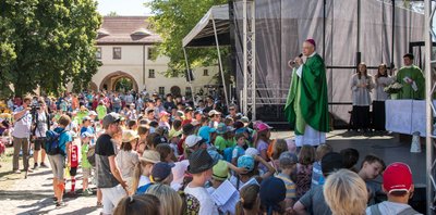 Die Kinderwallfahrt des Bistums Dresden-Meißen endete am Mittwoch vor der Basilika des Klosters Wechselburg.
