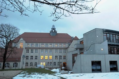 Das Albert-Schweitzer-Gymnasium in Limbach-Oberfrohna. In seiner Nachbarschaft soll eine neue Sporthalle entstehen.