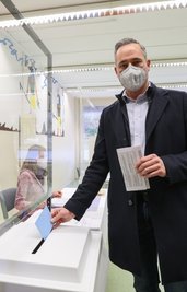 CDU-Kandidat Jan Hippold bei der Stimmabgabe am Vormittag.