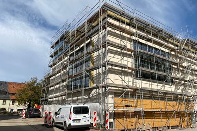 Das Gerüst an der Hinterseite soll in den nächsten Wochen fallen. Hinter dem Gebäude werden Parkplätze geschaffen.