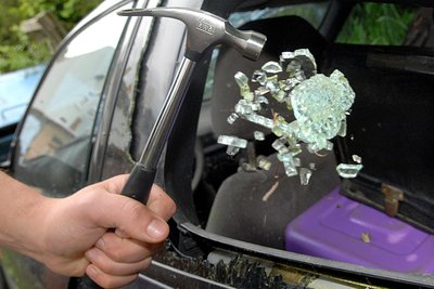 In Niederwiesa brachen Unbekannte in drei abgestellte Fahrzeuge ein.