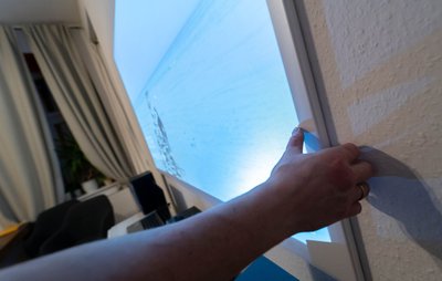 Auf Leinwänden produzieren Beamer prima Bilder - vor allem, wenn diese undurchsichtig sind. Draußen lassen sich aber am einfachsten windsichere Tücher mit Ösen spannen.