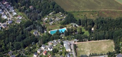 Das Luftbild aus dem Jahr 2013 zeigt das Erfenschlager Freibad am Rande des Stadtteils.