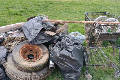 Säcke voller Unrat, alte Reifen und sogar ein Einkaufswagen wurden an der Mulde gesammelt.