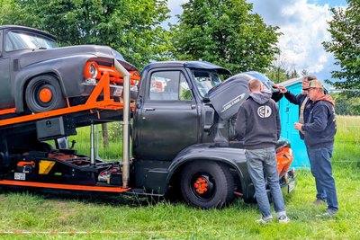Viele Besucher interessierten sich für die Motoren der US-Cars.