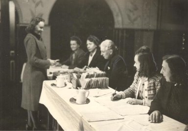 Der Wahlvorstand in einem anderen Wahllokal in Augustusburg bestand nur aus Frauen. 
