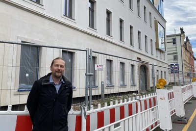 An der Straßenseite des Gebäudes beim Haupteingang wird sich der neue 24-Stunden-Rückgabe-Automat befinden, erklärt Holger Müller, Beigeordneter in der Verwaltung der Stadt Mittweida. 