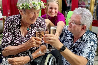 Im August feierte Gudrun Beier ihren 100. Geburtstag. Steffen Kindt gratulierte - und lud sie in seine Show ein.