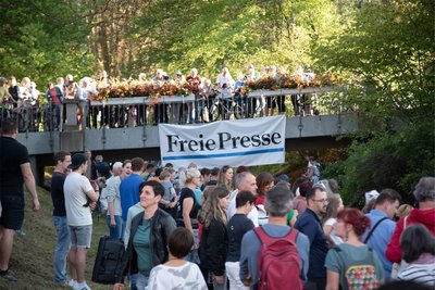 Viele Schaulustige direkt am Fluss und auf den Brücken zwischen Badeplatz und Badstraße in Bad Elster.