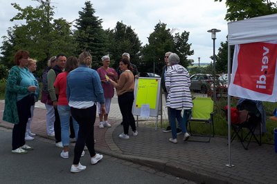 Gewerkschaftsmitglieder der Pleißentalklinik Werdau haben am Dienstag eine aktive Mittagspause eingelegt. Sie wollen damit auf die ihrer Meinung nach unfaire Bezahlung im hiesigen Krankenhaus hinweisen.