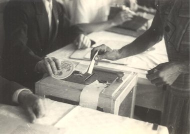 So sah eine Wahlurne im Jahr 1946 aus, als die Sachsen aufgerufen waren, ihre Stimme abzugeben.