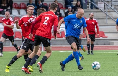 Selbst mehrere Stollberger konnten Mirko Wagner (r.) vom VfB Grünhain-Beierfeld nicht stoppen. Beim 3:0-Sieg des VfB traf er doppelt. 