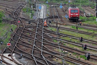 Gähnende Leere: Ein Rangierer läuft am Güterbahnhof Dresden-Friedrichstadt über die Gleise.