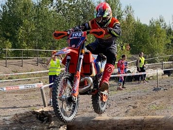Kenny Lötzsch aus Drebach startet in Gefrees in der leistungsstärksten Klasse der Hard Enduro Series Germany. 