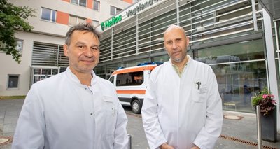 Marco Theilig (links) übernimmt als Chefarzt die Leitung der neuen Klinik für Lungenheilkunde, Schlafmedizin und Infektiologie. Jens Weise ist Chefarzt und Ärztlicher Direktor des Helios Vogtland-Klinikums. 