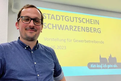Sebastian Schmidt von den Stadtwerken hat das Projekt Stadtgutschein Schwarzenberg maßgeblich mit vorangebracht. Nun werden in der lokalen Geschäftswelt viele Partner gesucht. Ziel: Die Kundschaft soll Geld in der Region ausgeben.