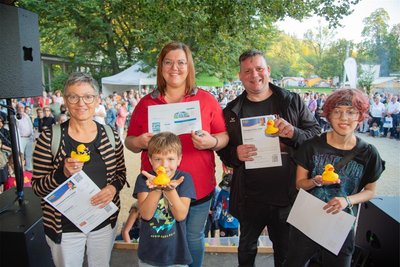 Mit den schnellsten Enten: Annekathrin Sacher aus Bad Elster (2. von links) holte mit ihrer Ente den Hauptpreis.
