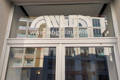 Nicht zu übersehen: Die derzeit leerstehenden Häuser gehören der Plauener Wohnungsbaugesellschaft WBG.