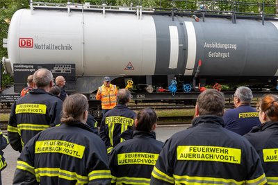 Außerdem bekamen sie Besonderheiten der Transportwagen gezeigt.