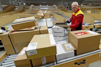 Paketsortierung in einer Zustellbasis. Ist einer der Strichcodes falsch codiert, bekommt der Paketbote Probleme.