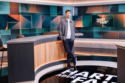 Louis Klamroth moderiert "Hart aber fair" seit Anfang 2023. In seinem ersten Jahr sank die Einschaltquote der Sendung deutlich.