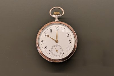 Die Taschenuhr ist eine private Leihgabe und erzählt eine Familiengeschichte.
