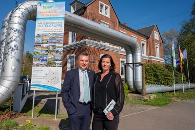 Die Travdo-Gründer Cecil und Nando Sonnenschmidt vor der Firmenzentrale in Rochlitz.