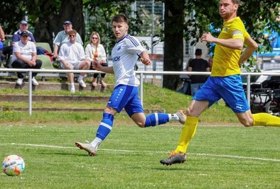 Da ist es passiert: Daniel Böttcher (links) vom VfB Empor Glauchau trifft gegen Taucha bereits in der ersten Minute zur Führung. 