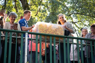 Cindy Friedemann und Christopher Arnold von „Freie Presse“ kippen die Enten aus der Box in die Weiße Elster.